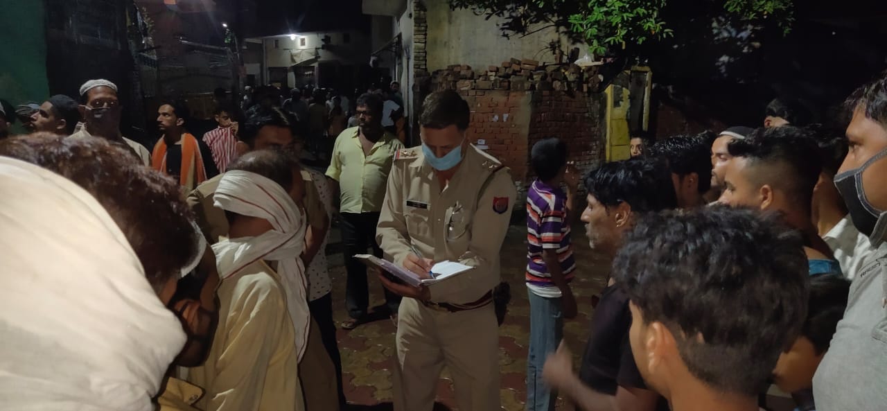 जलालाबाद में घटना की जानकारी लेते पुलिसकर्मी जलालाबाद में घटना की जानकारी लेते पुलिसकर्मी