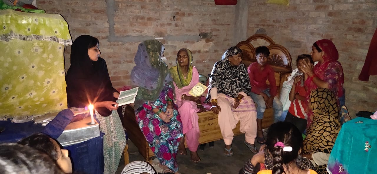जलालाबाद में घटना के उदास बैठी महिलाऐ जलालाबाद में घटना के उदास बैठी महिलाऐ
