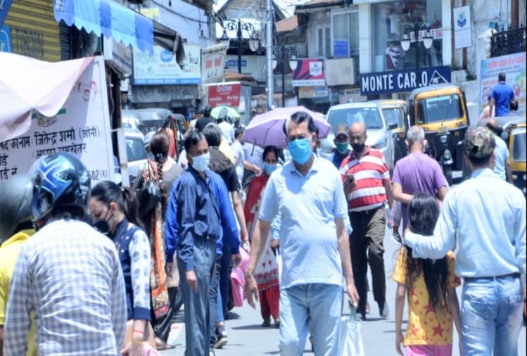 ढील के दौरान खरीदारी करते लोग