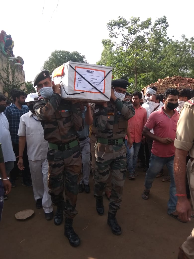 अंबेहटा के गांव ब्राहमणमाजरा में जवान की अर्थी को कंधा देते सेना के अधिकारी अंबेहटा के गांव ब्राहमणमाजरा में जवान की अर्थी को कंधा देते सेना के अधिकारी