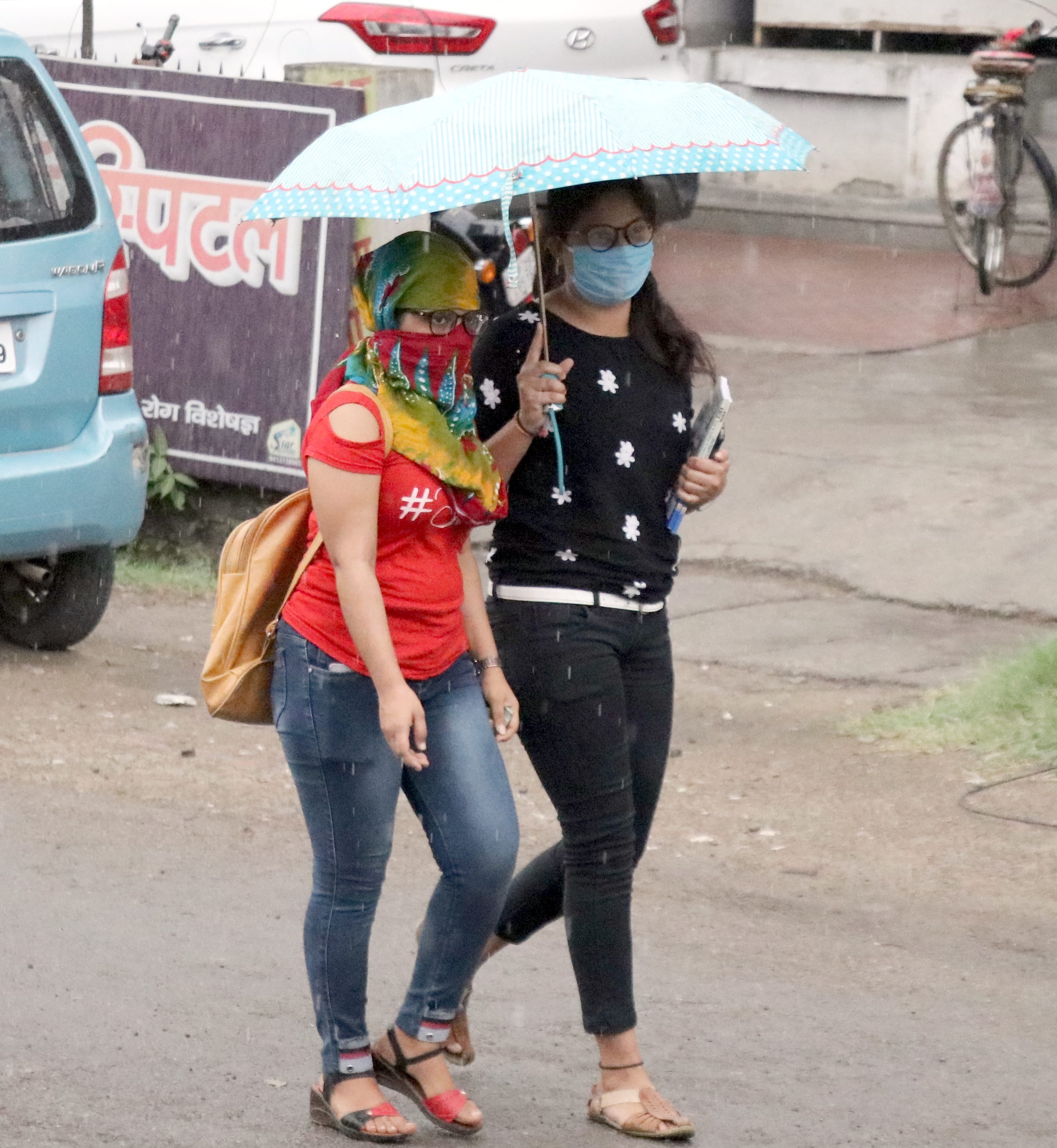 बिजनौर में शुक्रवार को बारिश में छाता लगाकर जाती युवतियां। बिजनौर में शुक्रवार को बारिश में छाता लगाकर जाती युवतियां।