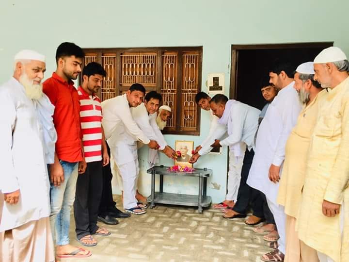कैराना के गांव बराला में चौधरी चरण सिंह की पुण्यतिथि पर उनके चित्र पर पुष्प अर्पित  करते कार्यकर्