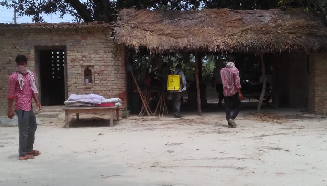 जहानागंज के पुनर्जी गांव में कोना संक्रिमित के घर को किया जा रहा सेनेटाइज।