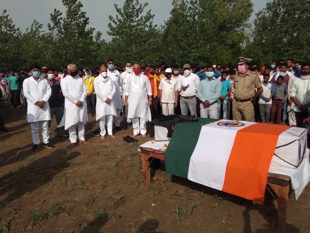 जवान को श्रद्वाजंलि देते अधिकारी, जनप्रतिनिधि और ग्रामीण जवान को श्रद्वाजंलि देते अधिकारी, जनप्रतिनिधि और ग्रामीण