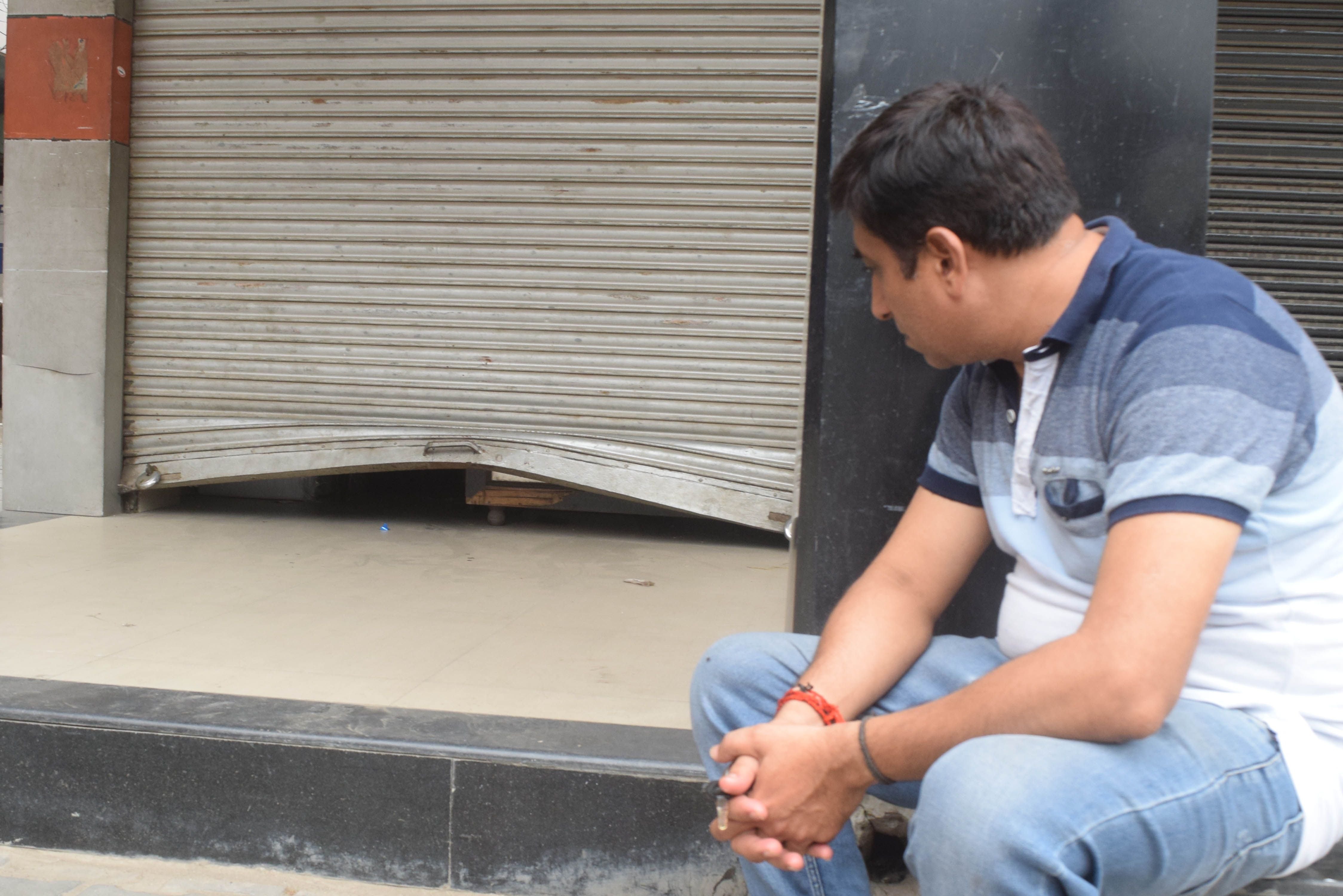 पालिका बाजार में चोरी के बाद टूटै शटर को देखता दुकानदार। पालिका बाजार में चोरी के बाद टूटै शटर को देखता दुकानदार।