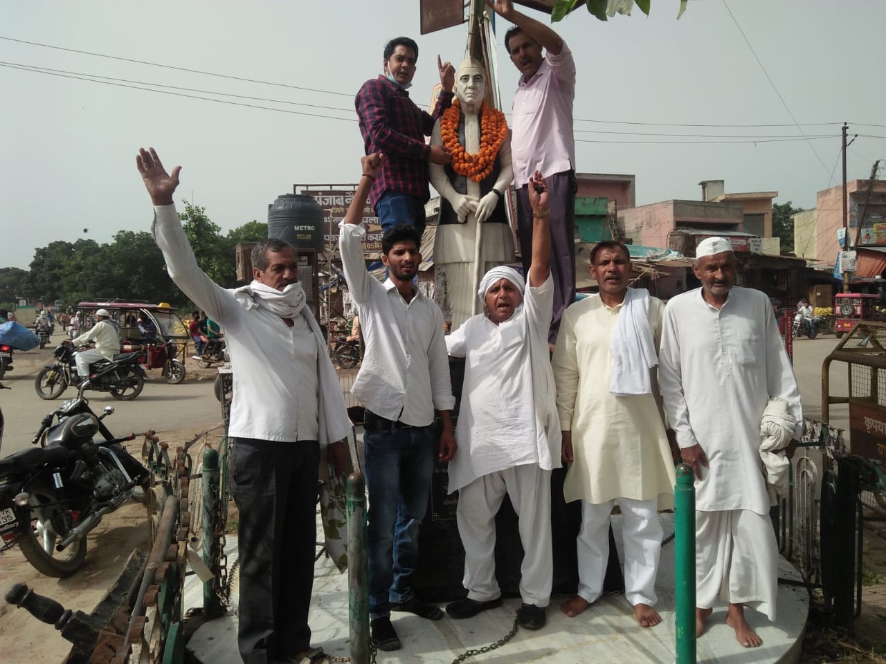 कांधला में चौधरी चरण सिंह की प्रतिमा पर माल्यार्पण करते रालोद कार्यकर्ता। 