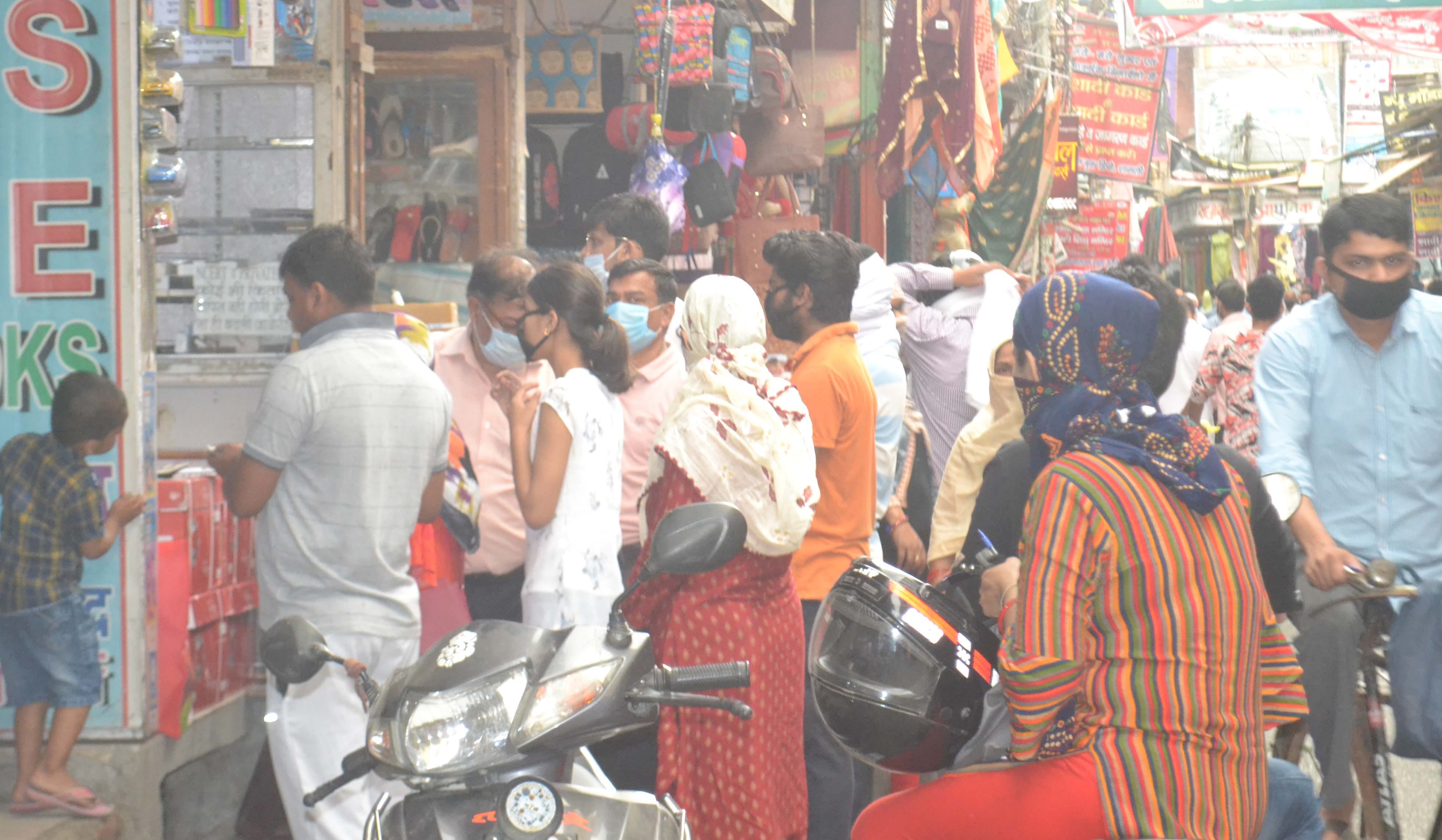 शामली में दुकान पर ग्राहको की लगी भीड शामली में दुकान पर ग्राहको की लगी भीड