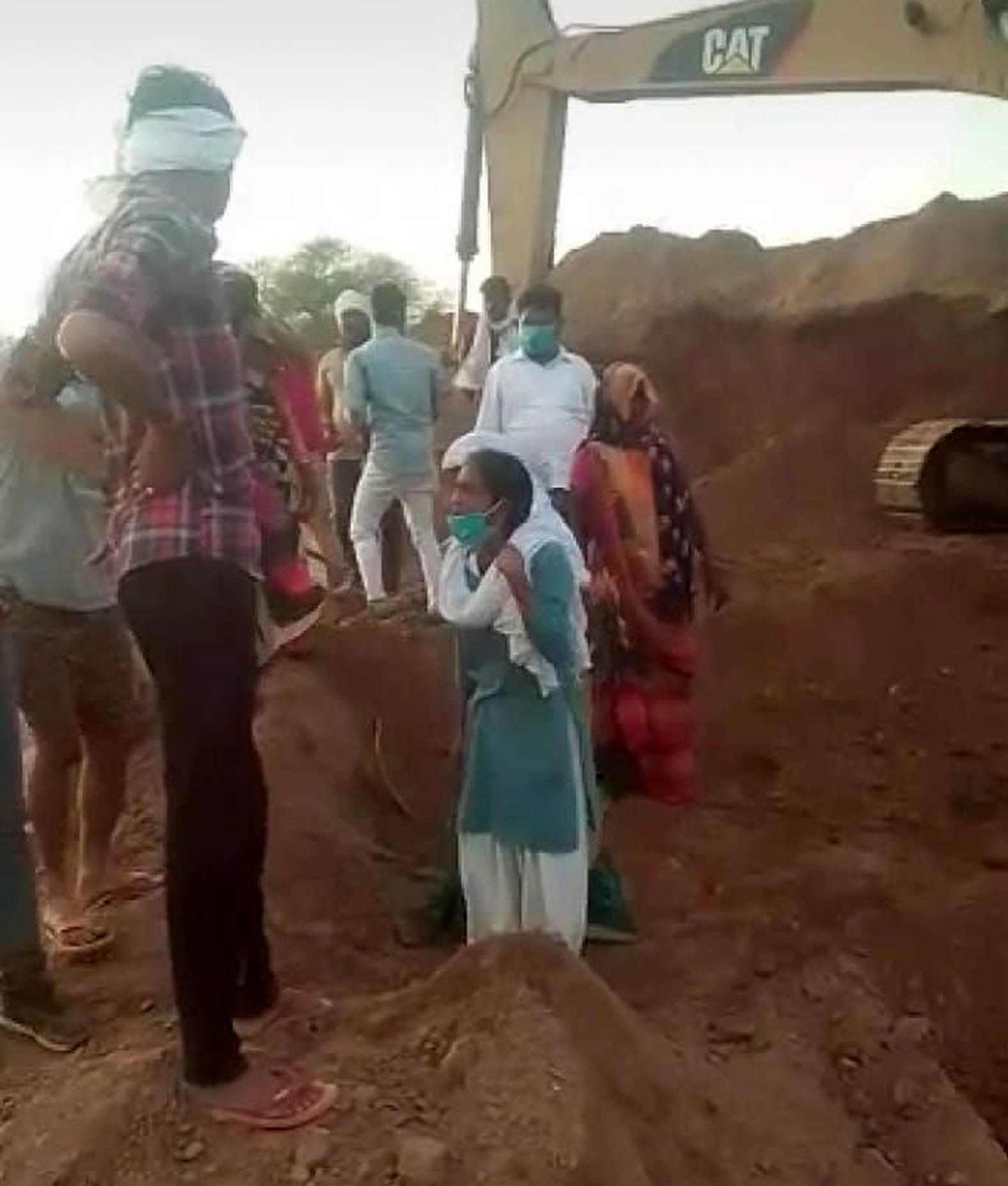 खदान में विरोध करतीं महिला किसान। खदान में विरोध करतीं महिला किसान।