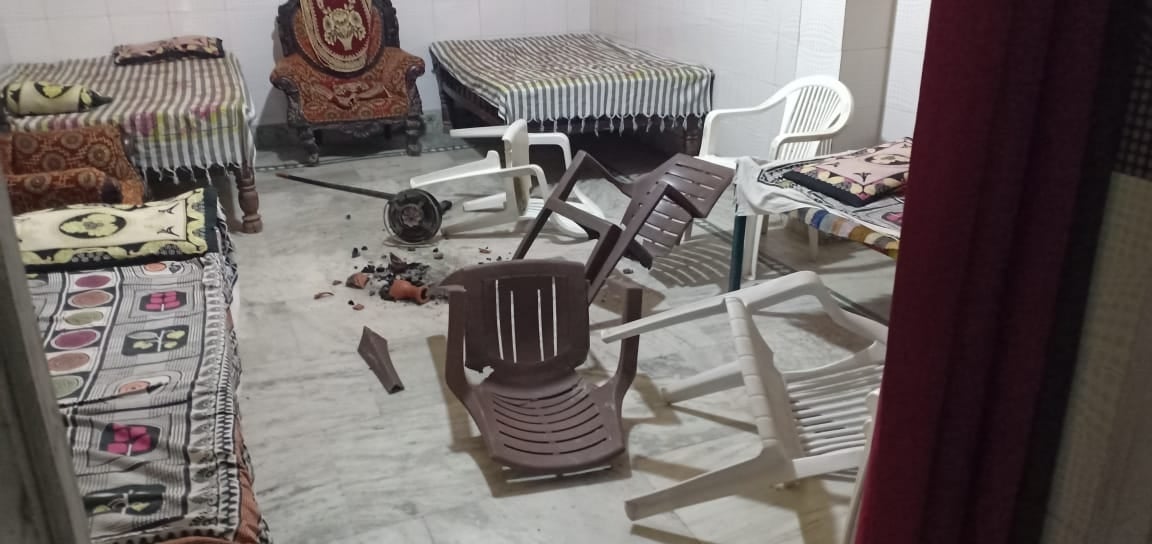 झिंझाना के मौहल्ला मरकज वाला में संर्घष के बाद बिखरा पडा सामान झिंझाना के मौहल्ला मरकज वाला में संर्घष के बाद बिखरा पडा सामान