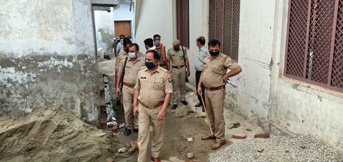 झिंझाना के मौहल्ला मरकज वाला में संर्घष के बाद गश्त करती पुलिस झिंझाना के मौहल्ला मरकज वाला में संर्घष के बाद गश्त करती पुलिस