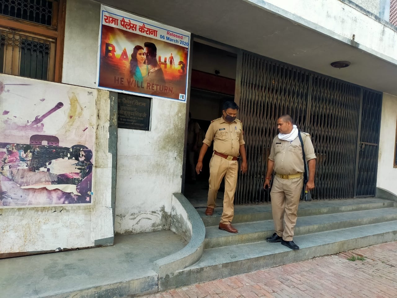 डबल मर्डर के मामले में बंद सिनेमा हाल में तलाशी लेती पुलिस
