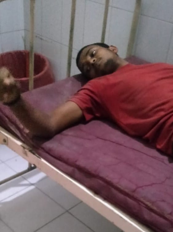 कोपागंज के कटवास गाँव में केबिल काटने को लेकर हुई मारपीट में घायल होकर अस्पताल में भर्ती युवक।