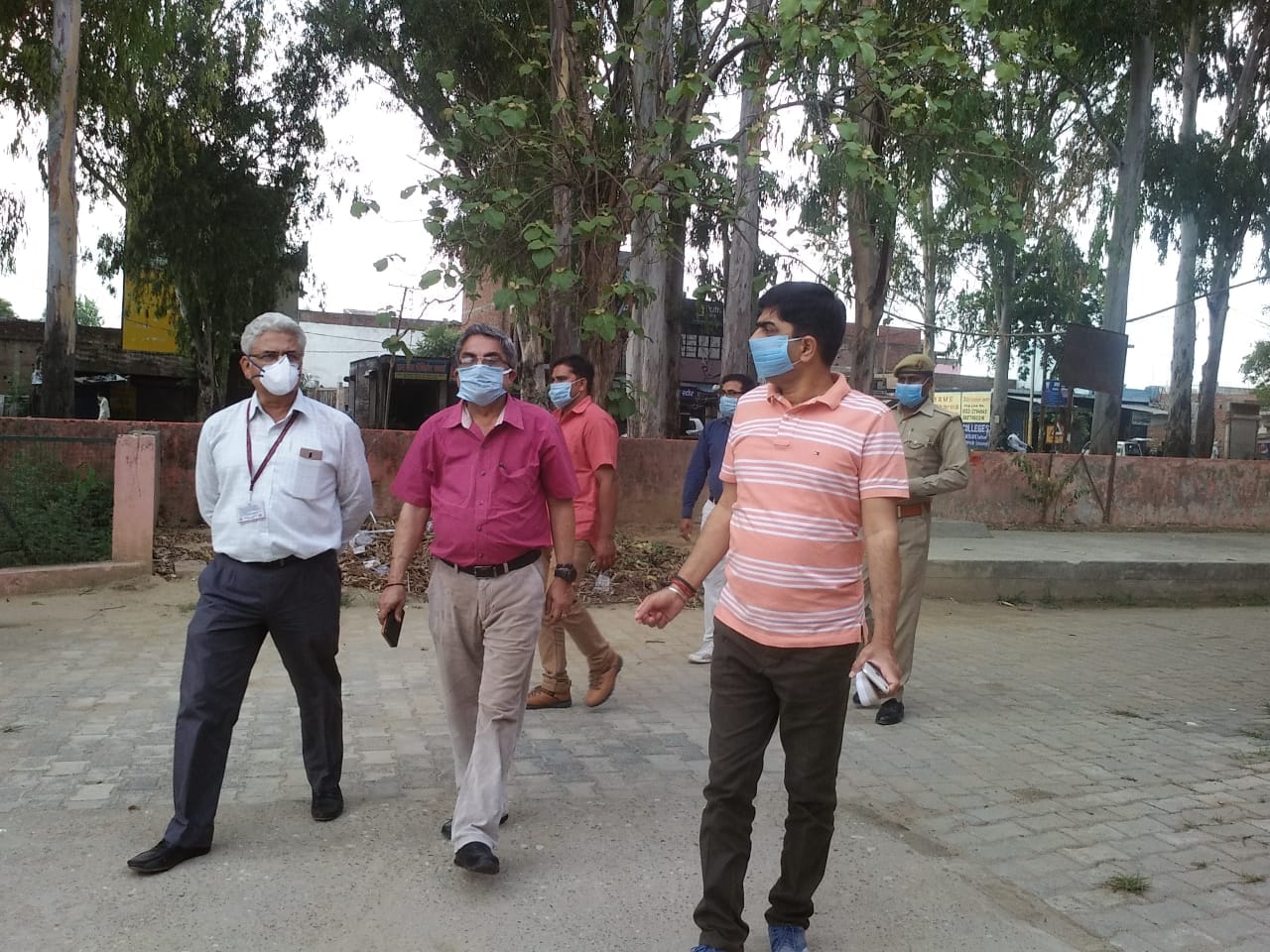 फतेहपुर कोविड-19 अस्पताल का निरीक्षण करते डीएम अखिलेश सिंह