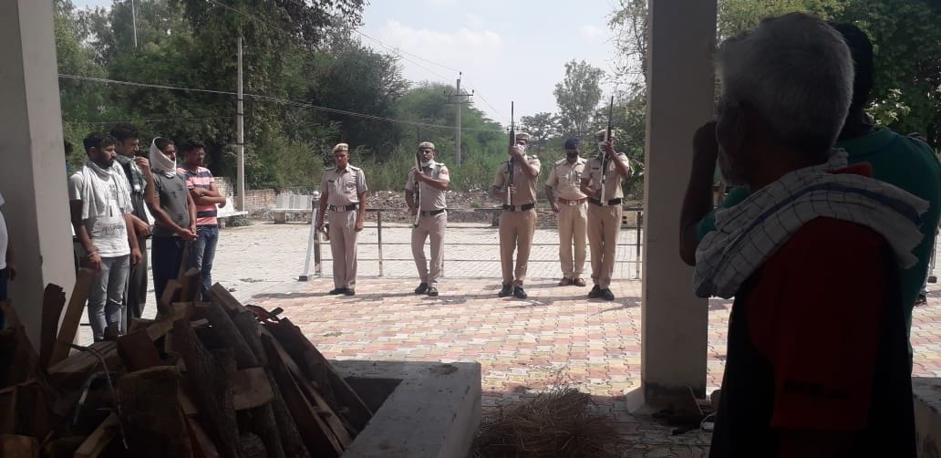 आईटीबीई के जवाने का राजकीय सम्मान के साथ अंतिम संस्कार करते ग्रामीण और पुलिस। आईटीबीई के जवाने का राजकीय सम्मान के साथ अंतिम संस्कार करते ग्रामीण और पुलिस।