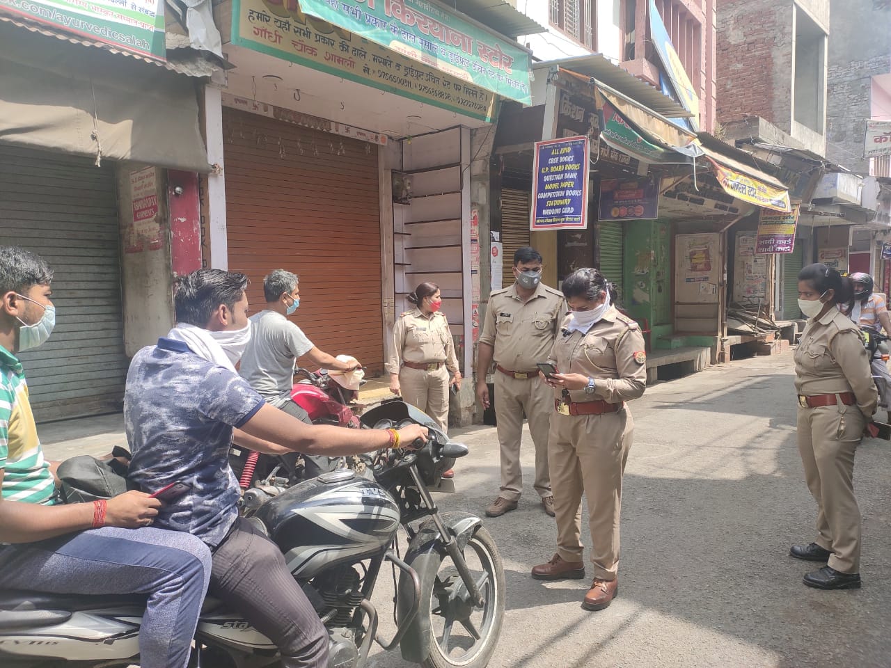 शामली बड़ा बाजार में बाइक बाइक सवार के चालान काटती पुलिसकर्मी शामली बड़ा बाजार में बाइक बाइक सवार के चालान काटती पुलिसकर्मी