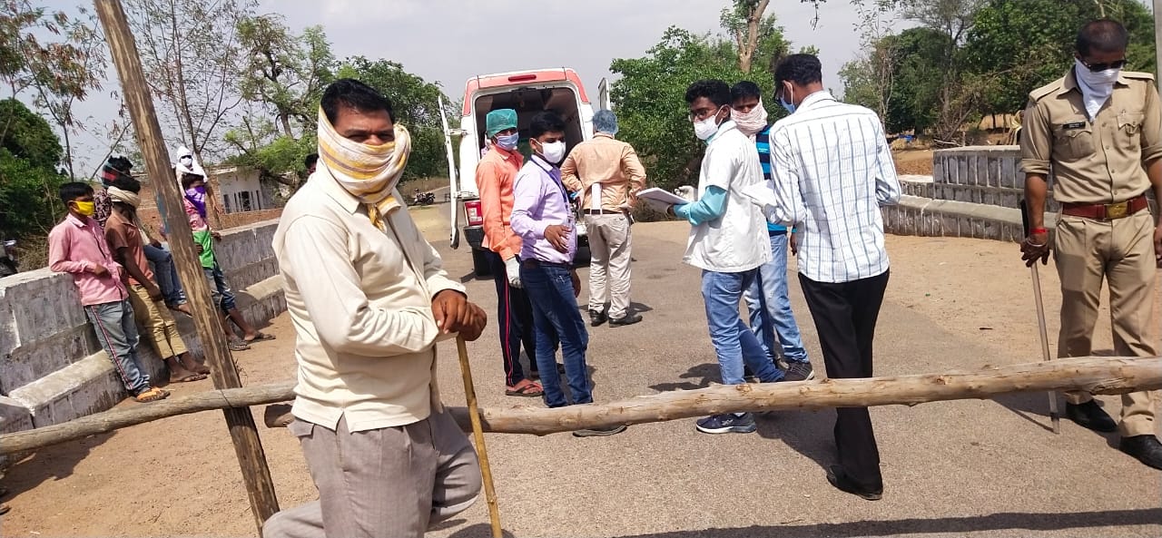 कैप्सन - 7- ग्राम रमेशपुरा में लगी बैरीकेटिंग कैप्सन - 7- ग्राम रमेशपुरा में लगी बैरीकेटिंग
