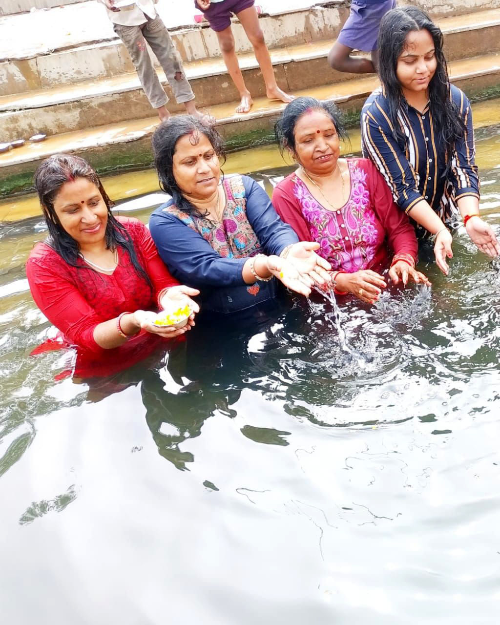 फोटो- 8- गंगा दशहरा पर धर्मनगरी चित्रकूट में मंदाकिनी में स्नान के बाद पूजन करते एक परिवार के सदस्य फोटो- 8- गंगा दशहरा पर धर्मनगरी चित्रकूट में मंदाकिनी में स्नान के बाद पूजन करते एक परिवार के सदस्य
