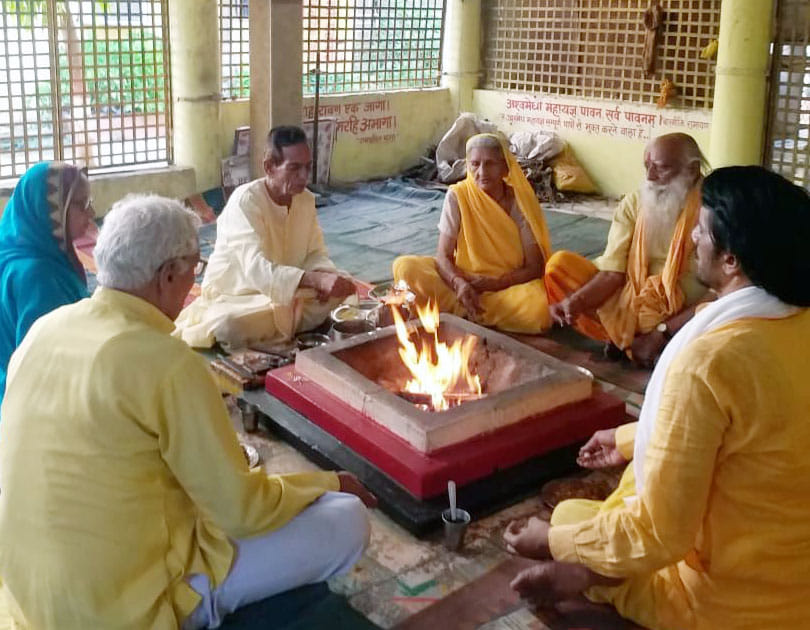 फोटो- 9- गंगा दशहरा पर धर्मनगरी के गायत्री शक्तिपीठ परिसर में हवन पूजन करते संत व अन्य फोटो- 9- गंगा दशहरा पर धर्मनगरी के गायत्री शक्तिपीठ परिसर में हवन पूजन करते संत व अन्य