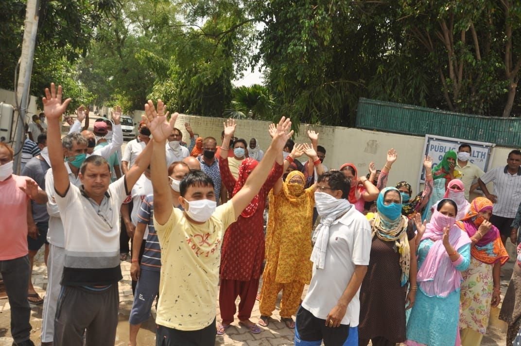 आंबेडकर कालोनी के लोग नारेबाजी करते हुए। आंबेडकर कालोनी के लोग नारेबाजी करते हुए।
