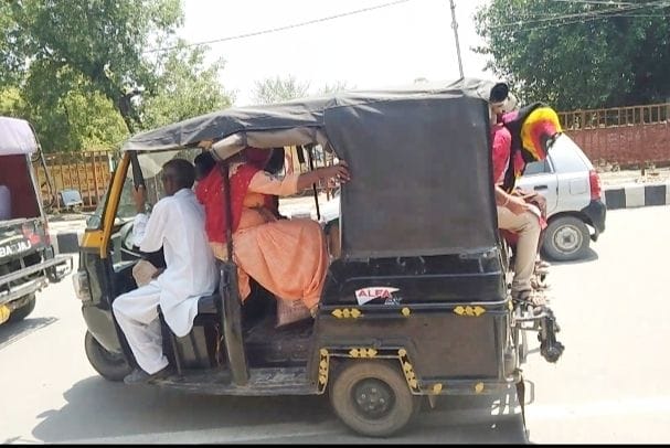 टूटते नियम... अनलॉक-1 में छूट मिलने के बाद बस स्टैंड के पास एक ऑटों में यात्रियों को भरकर ले जाता ड्र? टूटते नियम... अनलॉक-1 में छूट मिलने के बाद बस स्टैंड के पास एक ऑटों में यात्रियों को भरकर ले जाता ड्र?