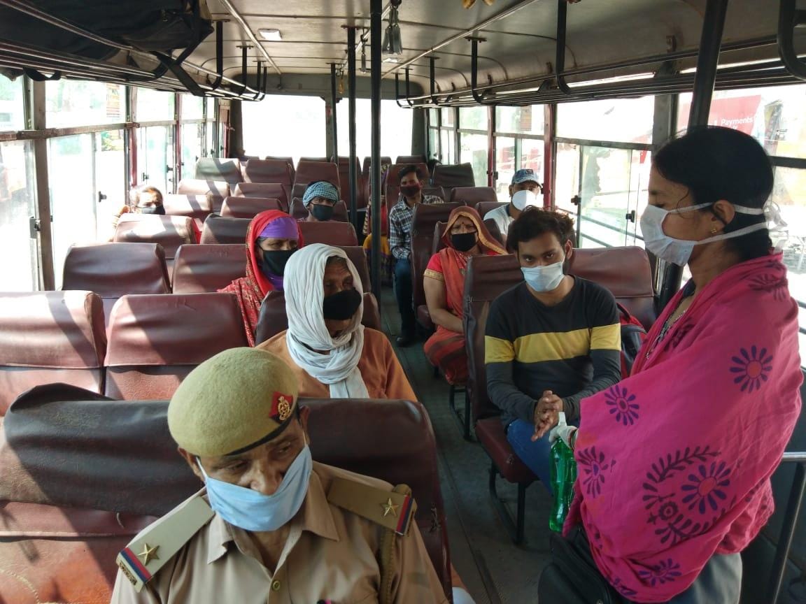 बस में सोशल डिस्टेंसिंग से बैठे यात्री