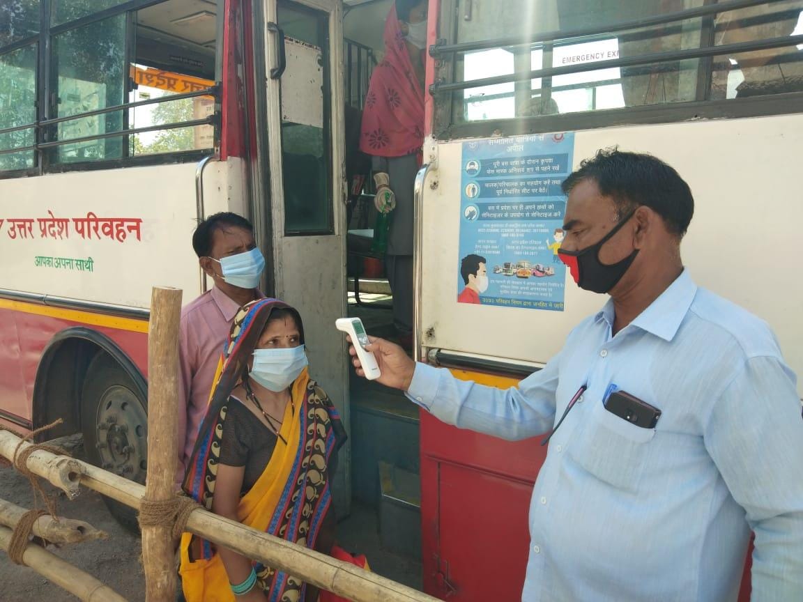 रोडवेज बस स्टैंड पर सवारियों की थर्मल स्क्रीनिंग करते स्वास्थ्य कर्मचारी