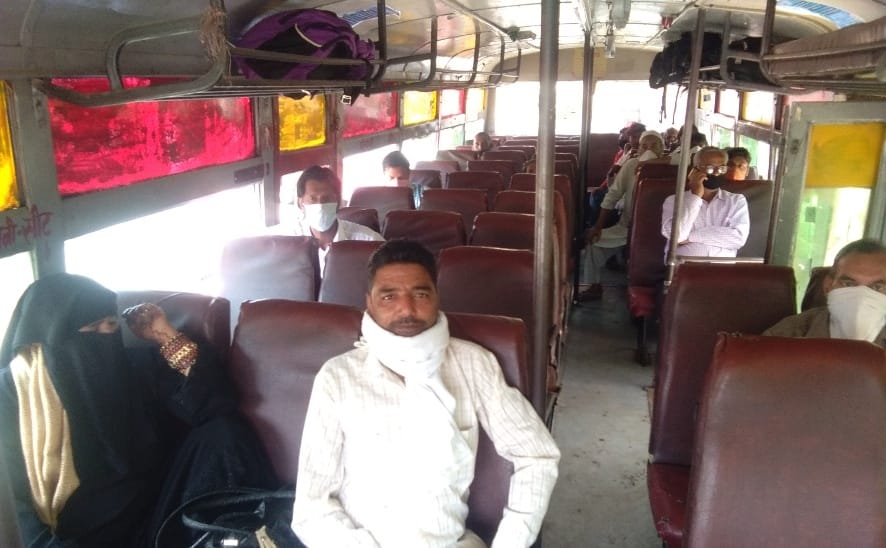 नजीबाबाद डिपो में बस में बैठे यात्री।