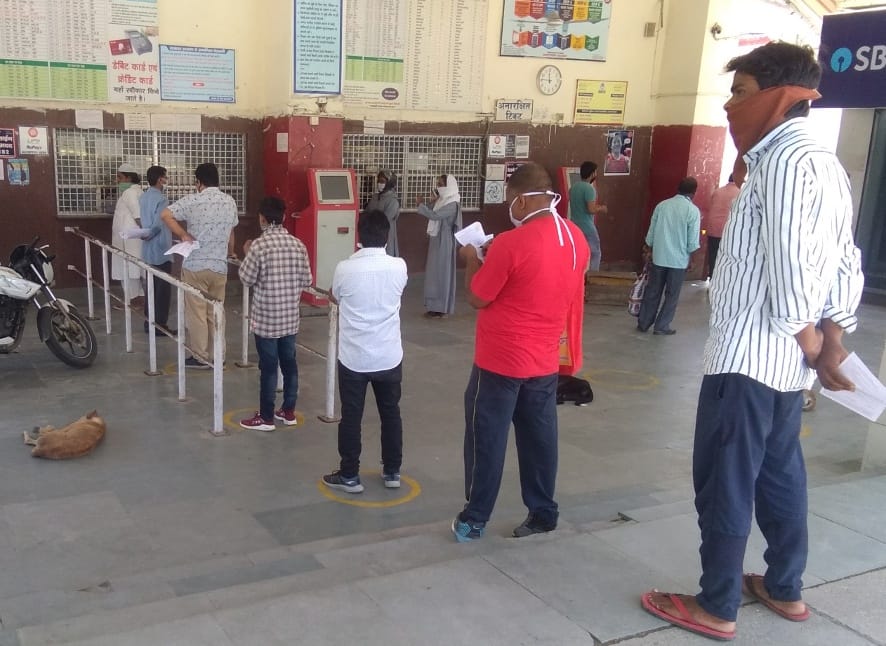 नजीबाबाद रेलवे स्टेशन पर आरक्षण कराते यात्री।