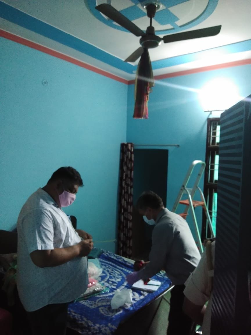  मयूर विहार में विवाहिता के फंदा लगाने की सूचना के बाद जांच करती पुलिस व एफएसएल की टीम।