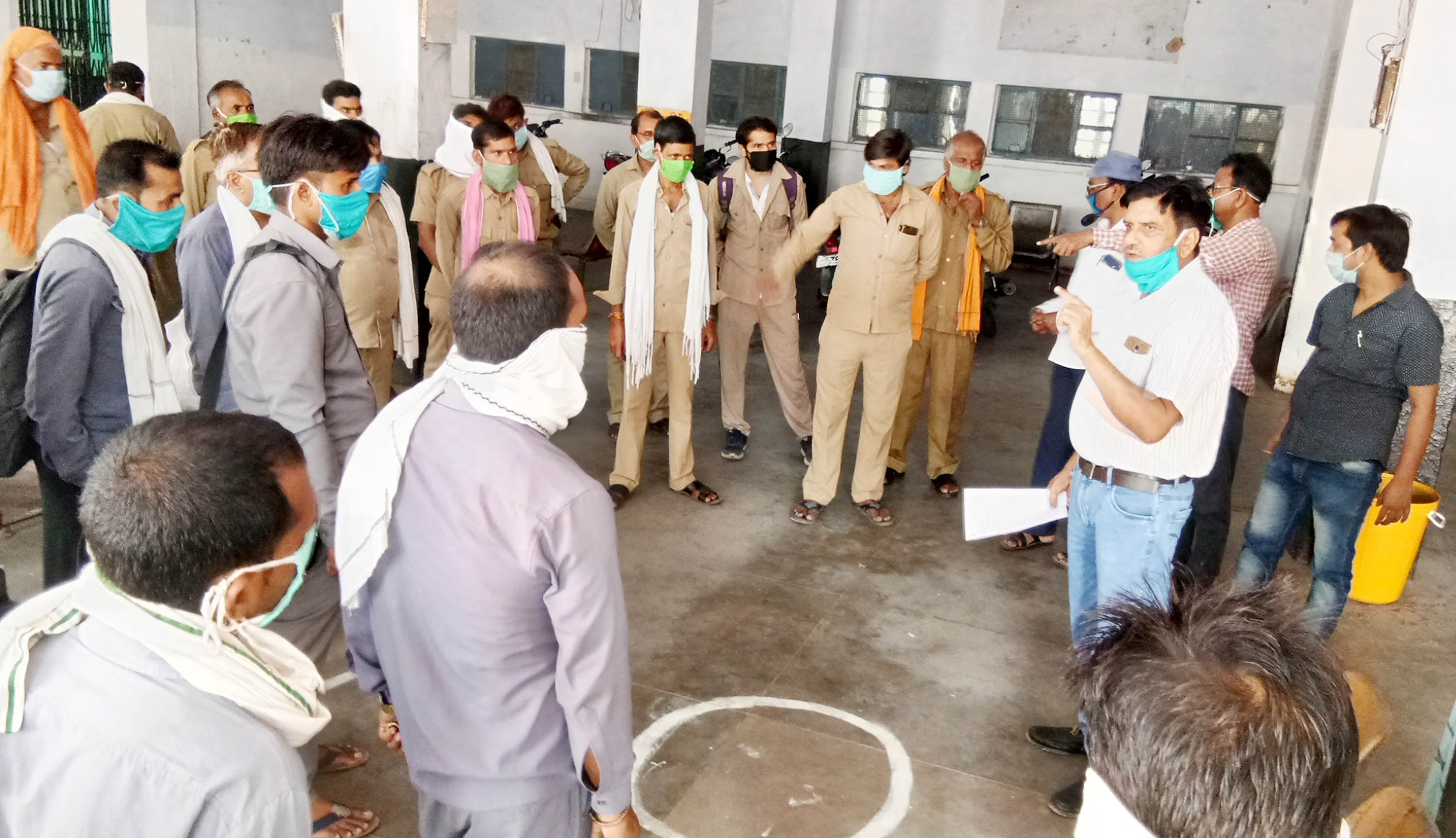 चालक व परिचालक को दिशा निर्देश देते एआरएम राजेंद्र सिंह यादव चालक व परिचालक को दिशा निर्देश देते एआरएम राजेंद्र सिंह यादव