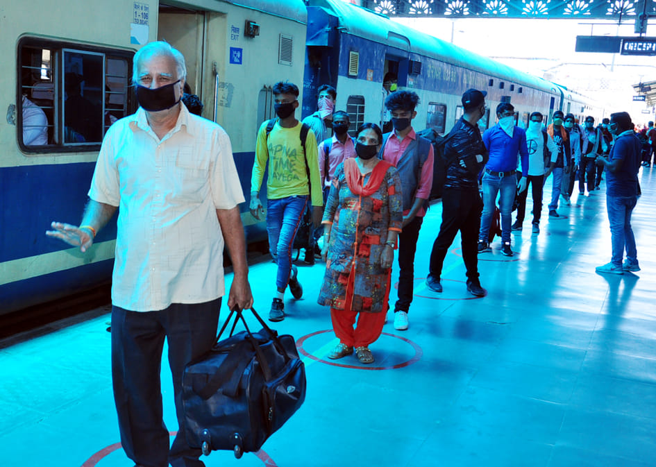 हारनपुर में अनलॉकडाउन में पंजाब से आयी ट्रेन से उतरे यात्री हारनपुर में अनलॉकडाउन में पंजाब से आयी ट्रेन से उतरे यात्री
