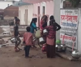 निजी बोर पर लगी पानी भरने वालों की भीड़