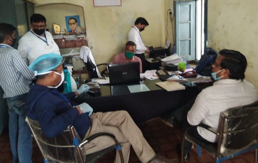 नजीबाबाद स्टेशन पर नैनी-दून एक्सप्रेस के यात्रियों की सुरक्षित यात्रा के प्रबंध कराते अधिकारी। नजीबाबाद स्टेशन पर नैनी-दून एक्सप्रेस के यात्रियों की सुरक्षित यात्रा के प्रबंध कराते अधिकारी।