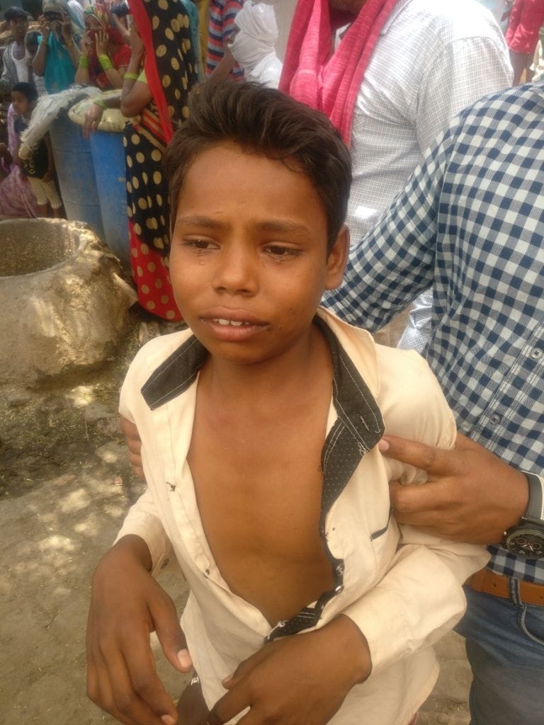 मां की मौत पर बिलखता मासूम। मां की मौत पर बिलखता मासूम।