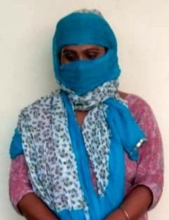 पुलिस द्वारा पंजाब में हिरासत में ली गई महिला।
