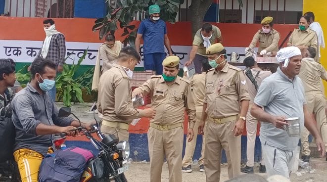 भोपा थाने पर निर्जला एकादशी पर राहगीरों को शरबत पिलाती पुलिस। भोपा थाने पर निर्जला एकादशी पर राहगीरों को शरबत पिलाती पुलिस।