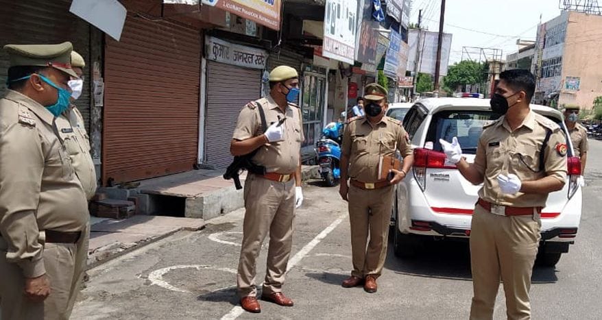 प्रकाश चौक पर पुलिसकर्मी को दिशा निर्देश करते एसएपी। प्रकाश चौक पर पुलिसकर्मी को दिशा निर्देश करते एसएपी।