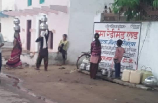 घर के दूर से पानी भरकर ले जाती महिलाएं
