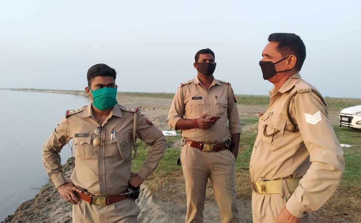 दशहरा पर मखदूमपुर घाट पर सुरक्षा के मद्देनजर तैनात पुलिस। दशहरा पर मखदूमपुर घाट पर सुरक्षा के मद्देनजर तैनात पुलिस।