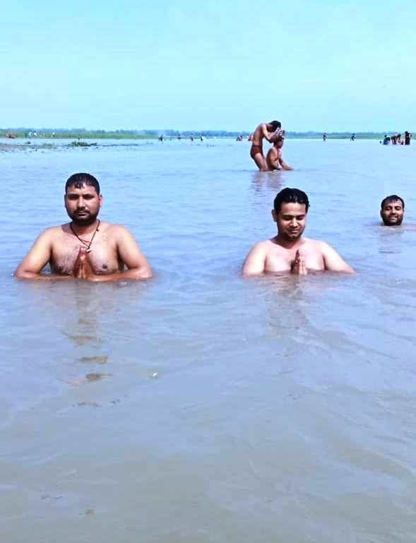 दशहरा पर गंगा स्नान करते श्रद्धालु। दशहरा पर गंगा स्नान करते श्रद्धालु।