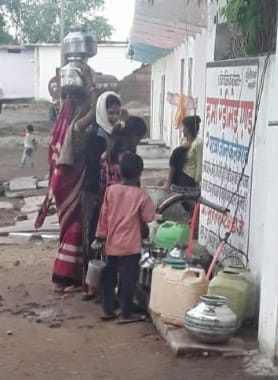 धवारी में पानी भरने को लगी भीड़