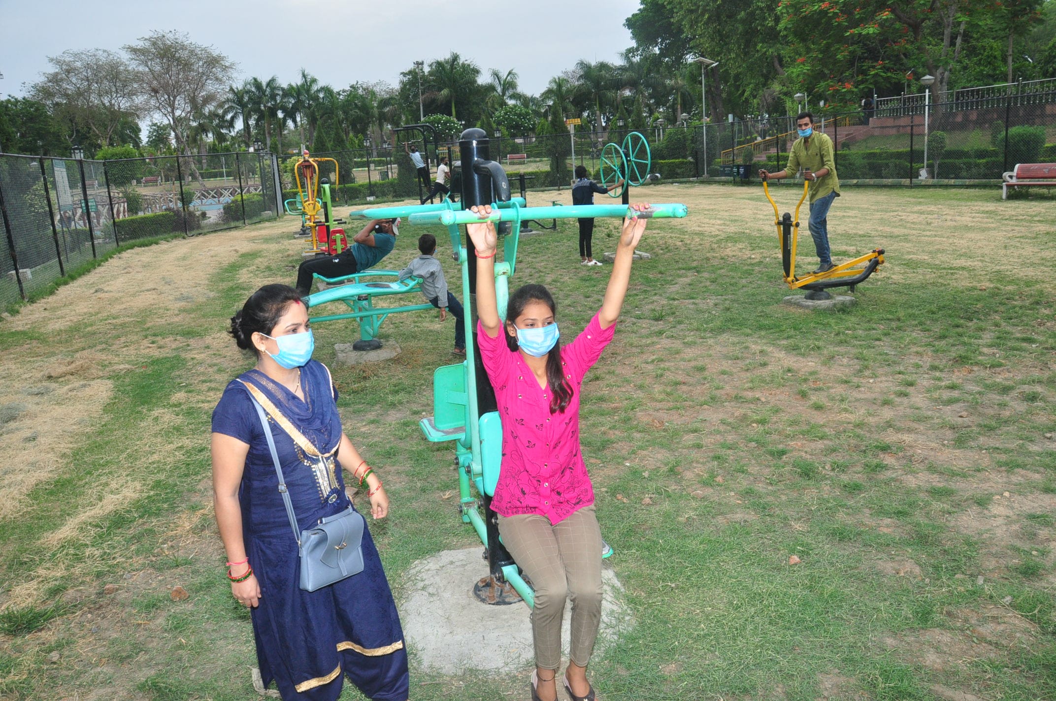 बुधवार से खुले नगर के पार्कों में रोनक लोटी, लक्ष्मीबाई पार्क में जिम में लोगों की आवाजाही बड़ गई? बुधवार से खुले नगर के पार्कों में रोनक लोटी, लक्ष्मीबाई पार्क में जिम में लोगों की आवाजाही बड़ गई?