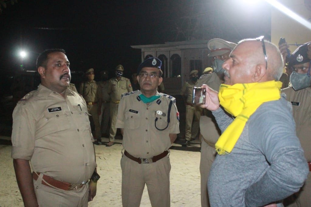 प्रतापगढ़ में फतनपुर थाने में थानाध्यक्ष से घटना की जानकारी लेते एडीजी प्रेमप्रकाश। 