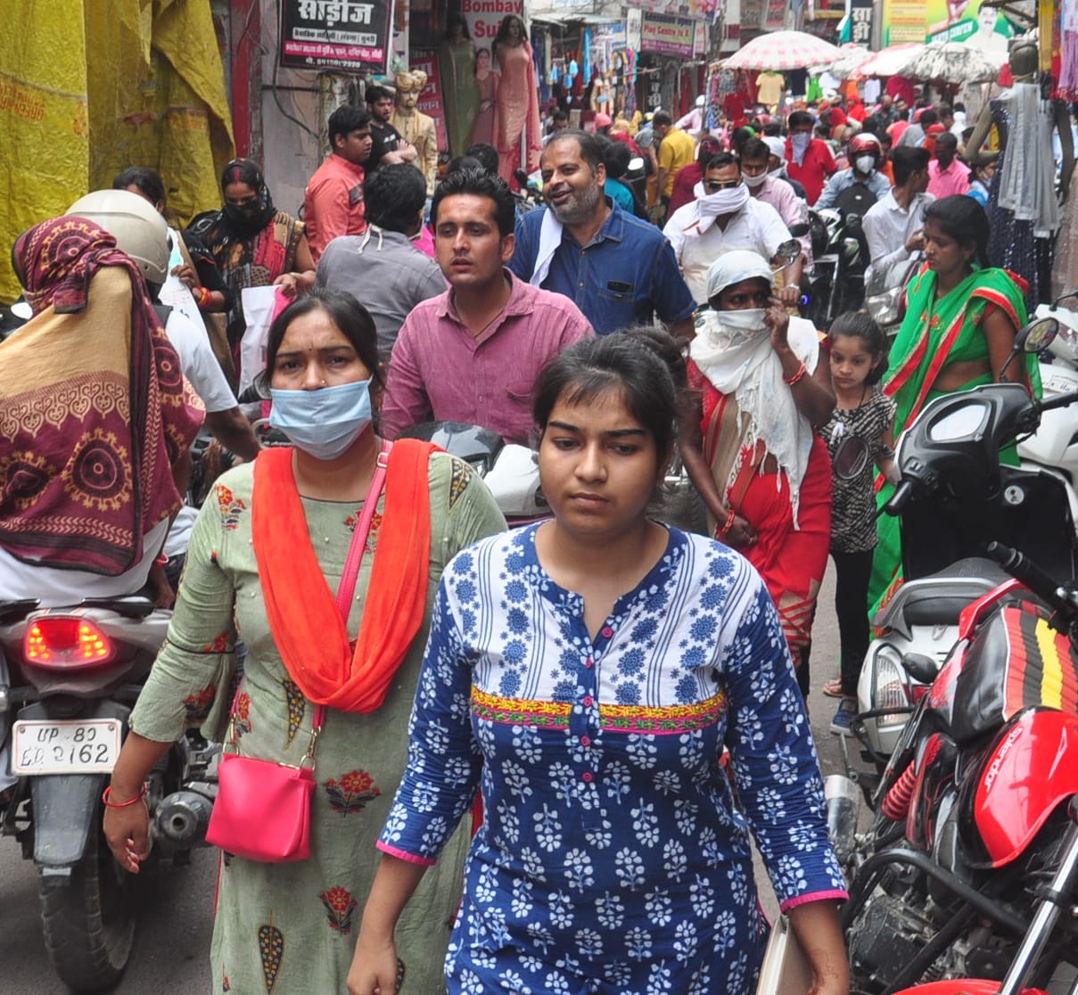 मानिक चौक में उमड़ रही भीड़, यहां सोशल डिस्टेंस का पालन नहीं हो, अधिकांश लोग मास्क भी नहीं पहन रहे। मानिक चौक में उमड़ रही भीड़, यहां सोशल डिस्टेंस का पालन नहीं हो, अधिकांश लोग मास्क भी नहीं पहन रहे।