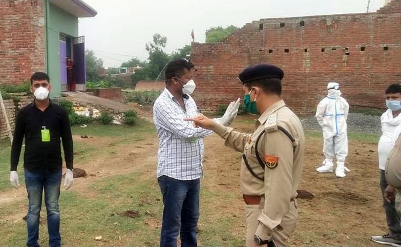 फोटो- 12- चांदबेहटा निवासी महिला के पॉजिटिव मिलने की जानकारी पर पहुंचे सीओ सिटी विजय कुमार राना, सी?