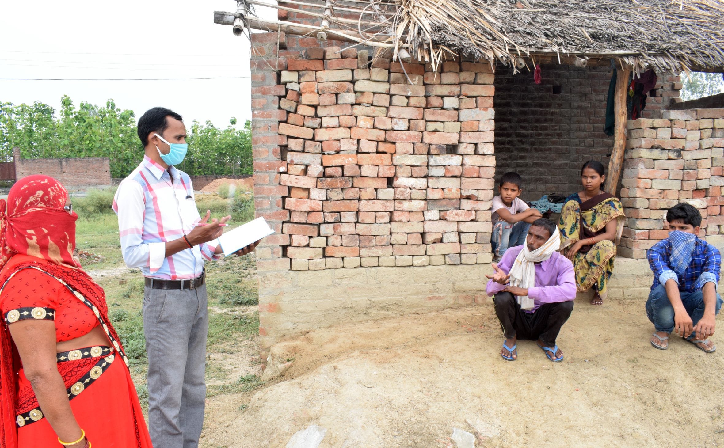 फोटो- 6- महोलिया शिवपार निवासी महिला के परिजनों से जानकारी लेते कर्मचारी। संवाद