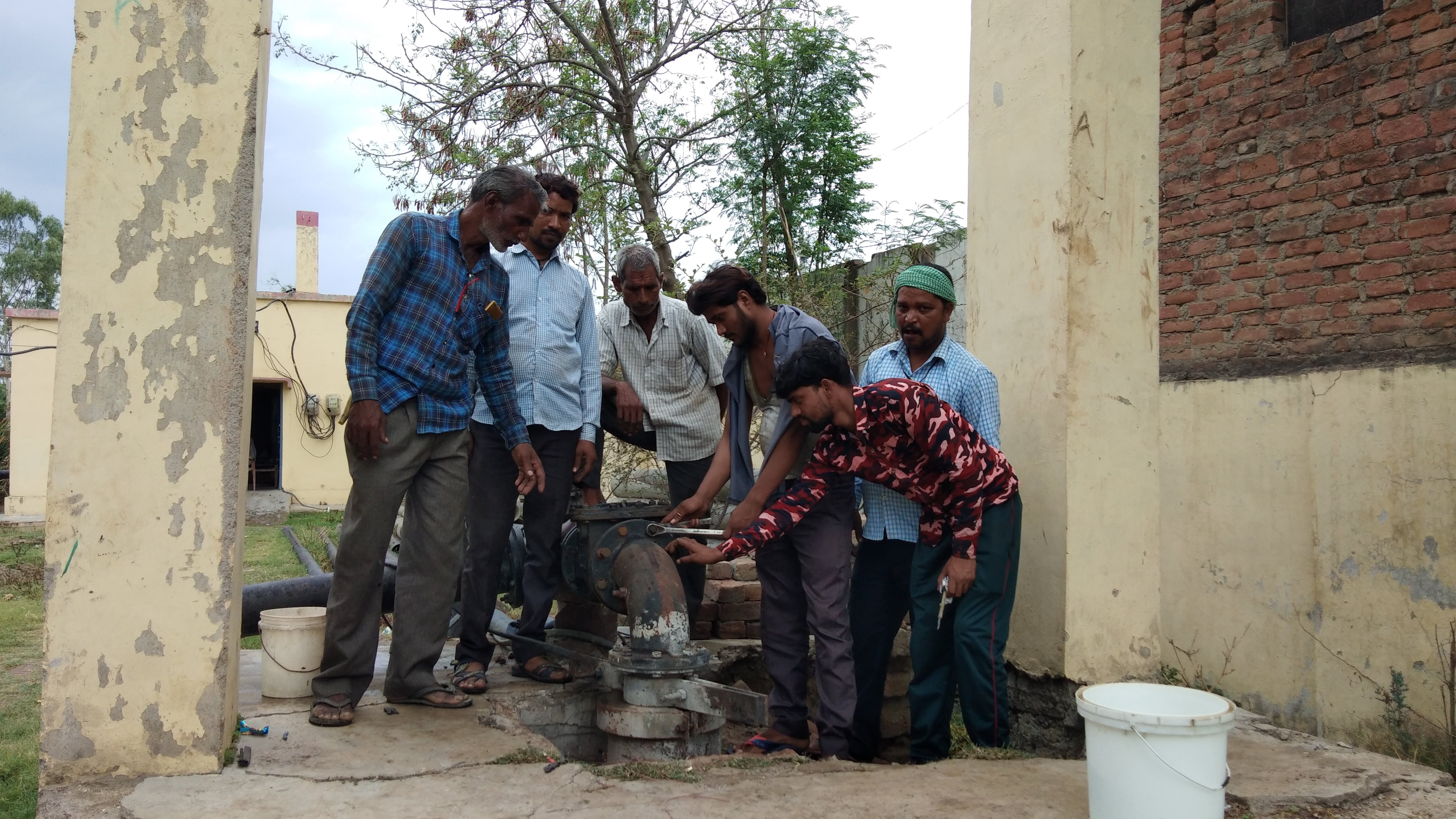 मुहम्मदाबाद में खराब ट्यूबवेल में मरम्मत करते मिस्त्री मुहम्मदाबाद में खराब ट्यूबवेल में मरम्मत करते मिस्त्री