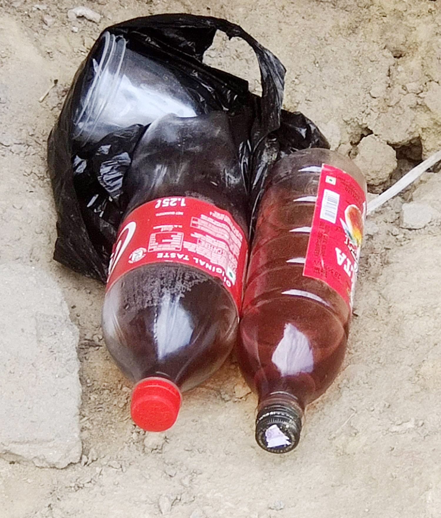 मौके पर पड़ी शराब की बोतलें। मौके पर पड़ी शराब की बोतलें।