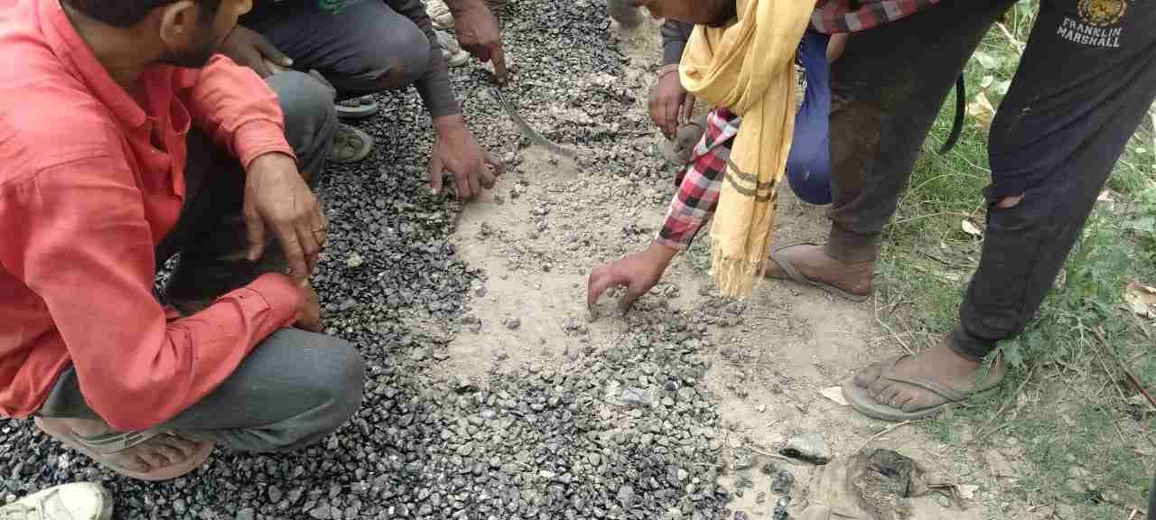 बिलासपुर के रायपुर गांव में सड़क में घटिया सामग्री का आरेप लगाकर प्रदर्शन करते ग्रामीण एवं सड़क ?