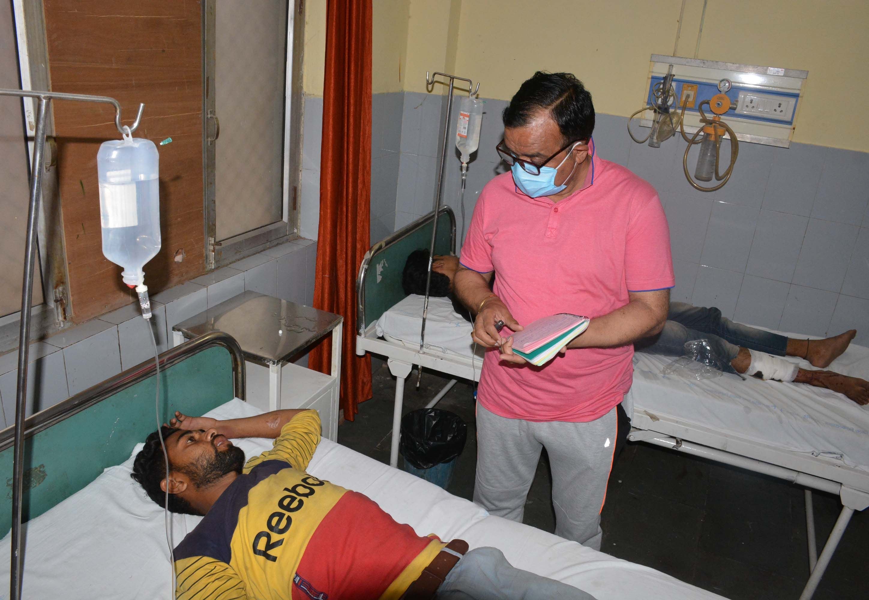 मुठभेड़ में घायल बदमाश से जिला मलखान अस्पातल में पूछताछ करते सीओ तृतीय। मुठभेड़ में घायल बदमाश से जिला मलखान अस्पातल में पूछताछ करते सीओ तृतीय।